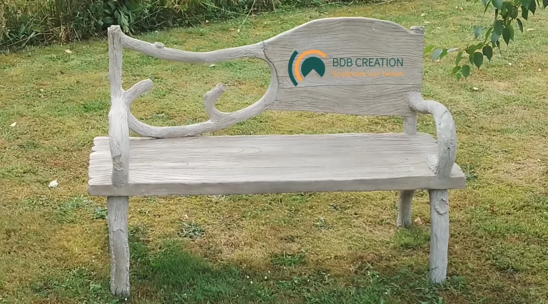 Banc en rocaille avec le logo de l'entreprise BDB Création