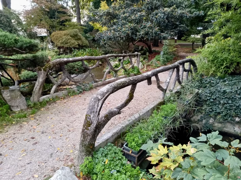 Pont en rocaille du jardin Perdoux à Bergerac