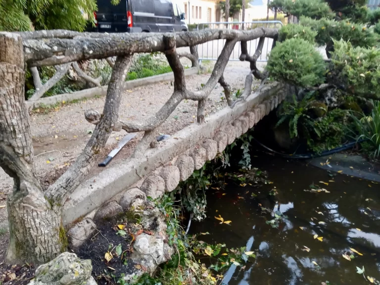 Pont en rocaille du jardin Perdoux à Bergerac