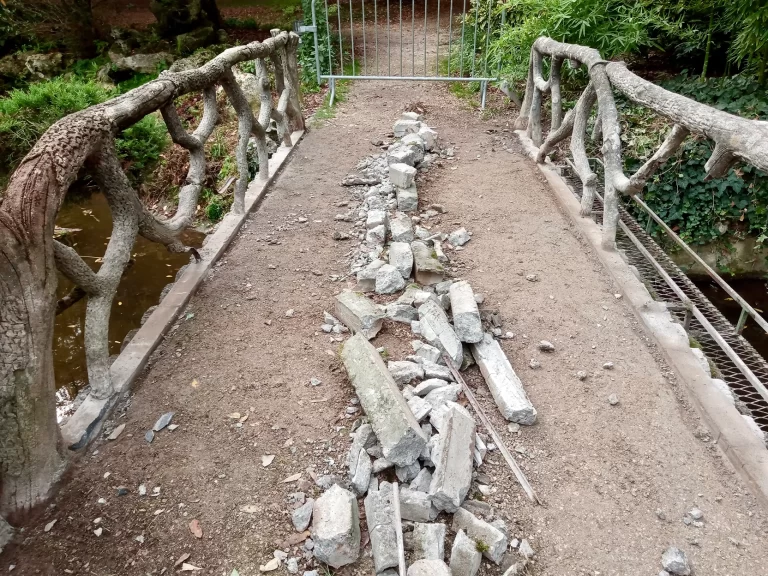 Pont en rocaille du jardin Perdoux à Bergerac