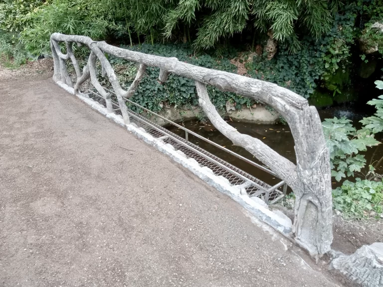 Pont en rocaille du jardin Perdoux à Bergerac
