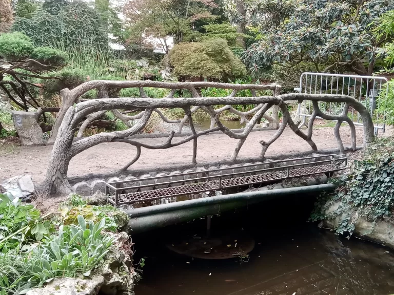 Pont en rocaille du jardin Perdoux à Bergerac