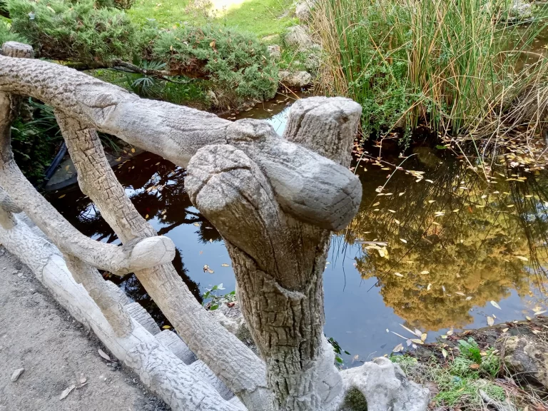 Pont en rocaille du jardin Perdoux à Bergerac