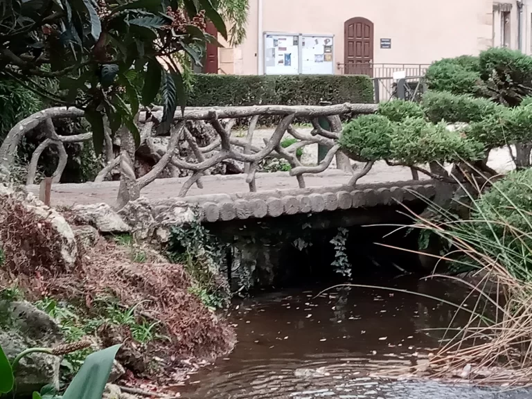 Pont en rocaille du jardin Perdoux à Bergerac