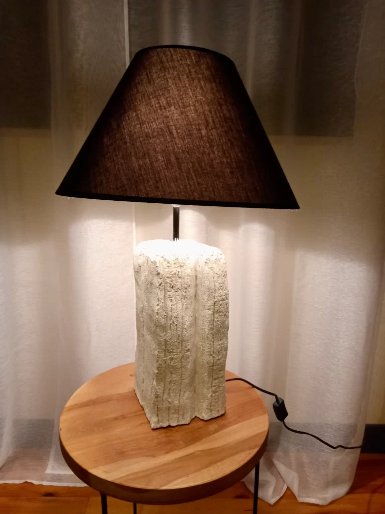 Luminaire en enduit sculpté imitation bois (2)