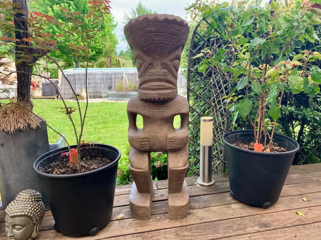 Statue Tiki sculpté sur le thème de la Polynésie