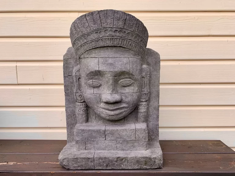 statue sculptée sur le thème Egyptien