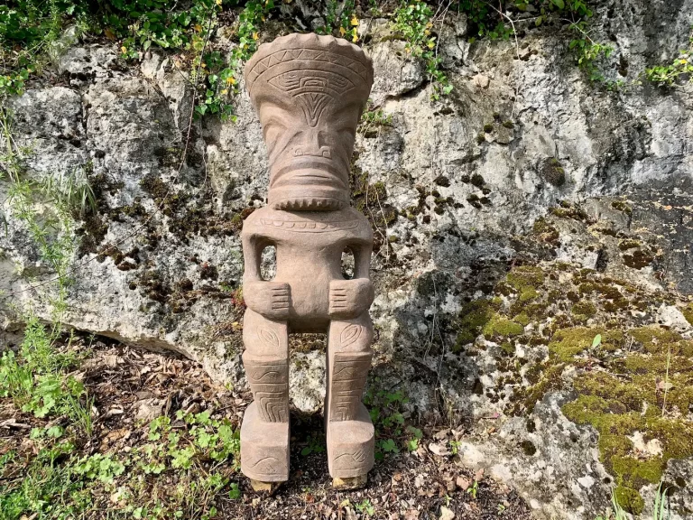 Statue Tiki sculpté sur le thème de la Polynésie